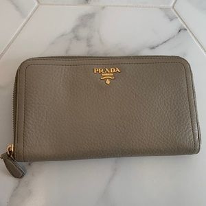 💯 authentic Prada leather zip wallet